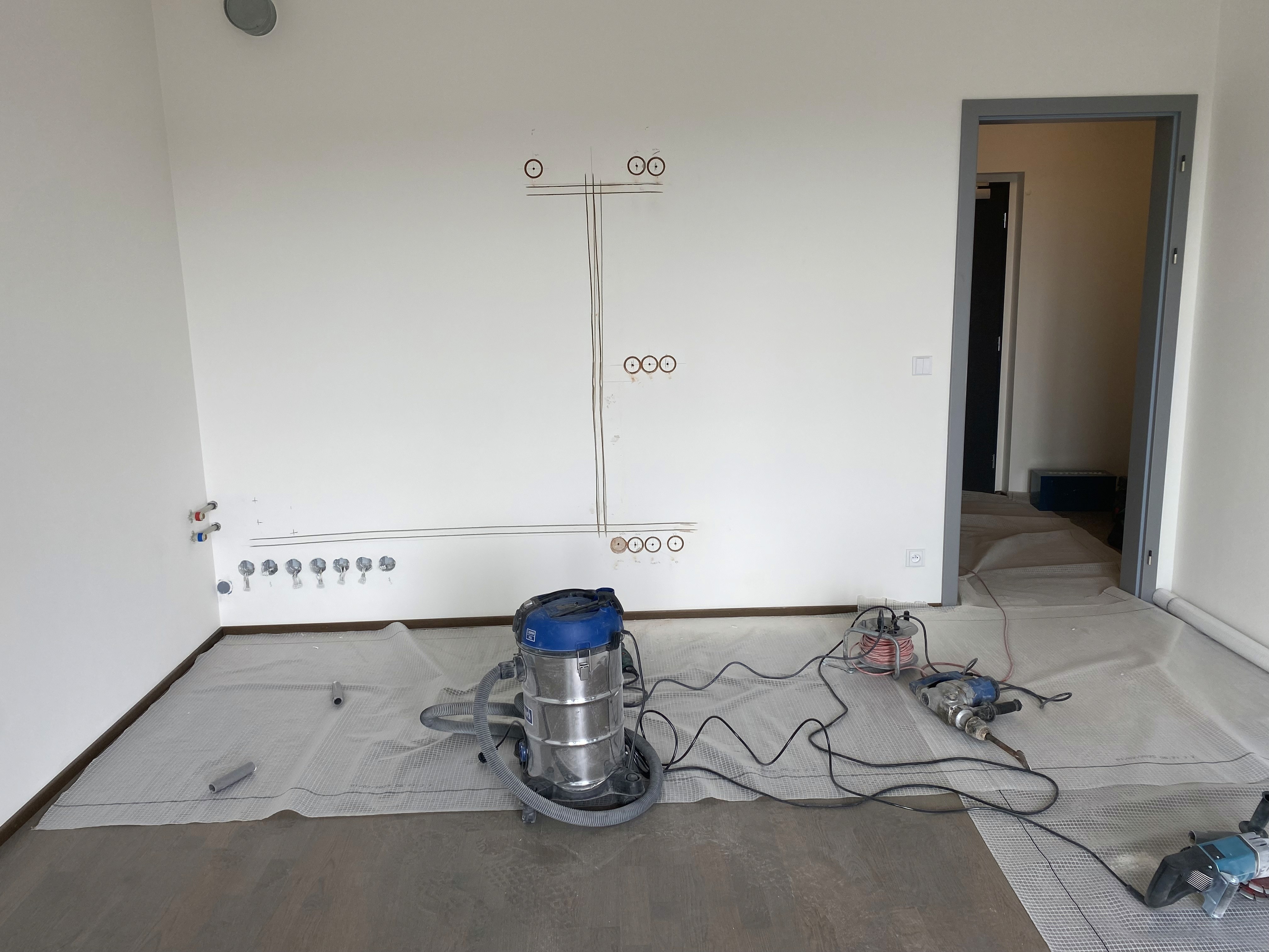 Vydrážkování šlicu pro elektrickou kabeláž